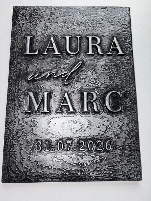 Echtes Schild „Laura and Marc“ mit dunkler Patina, die Schrift glänzt hell
