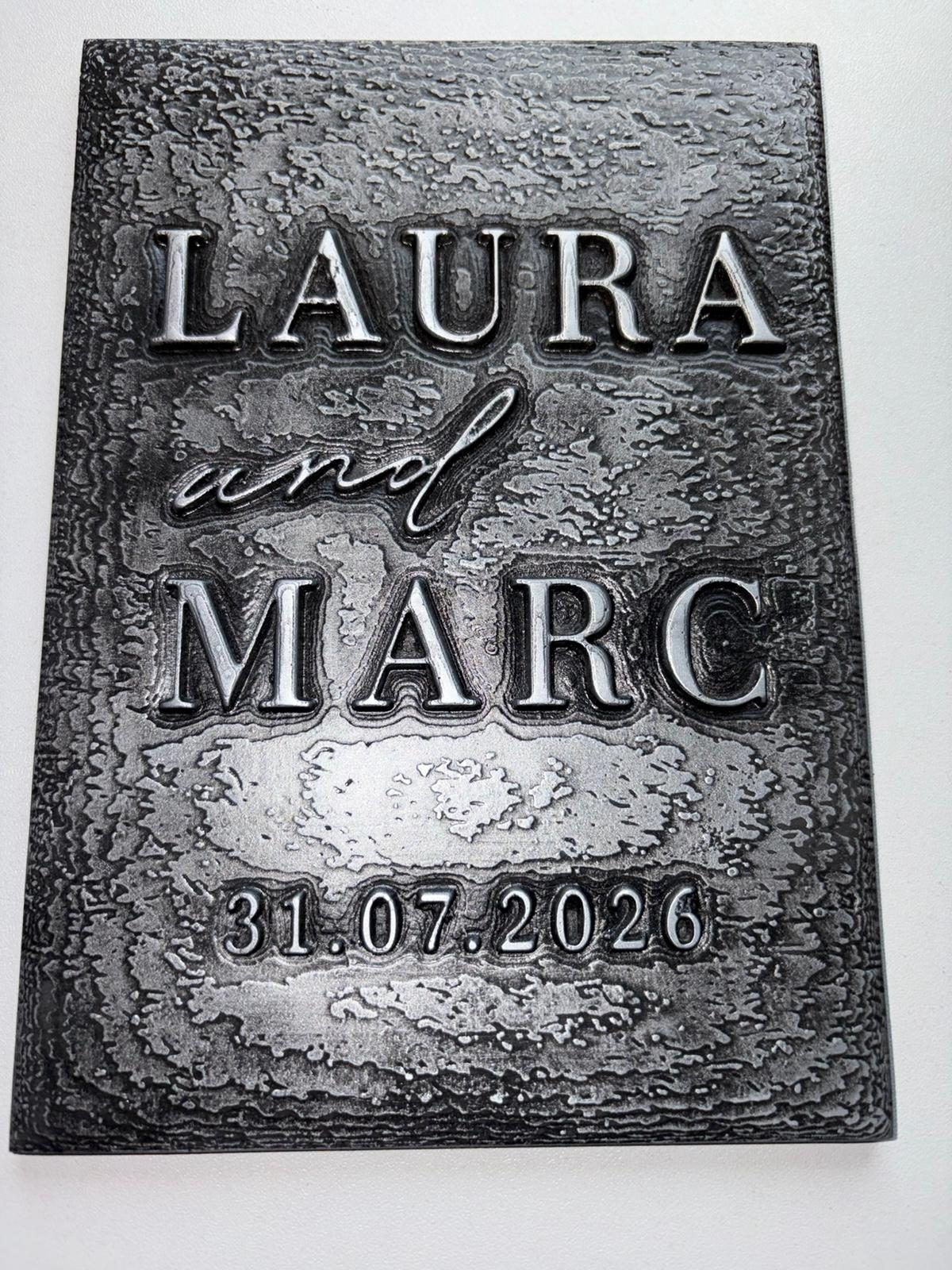 Fertiges Aluguss-Hochzeitsschild „Laura and Marc“ mit dunkler Patina und erhabener Schrift