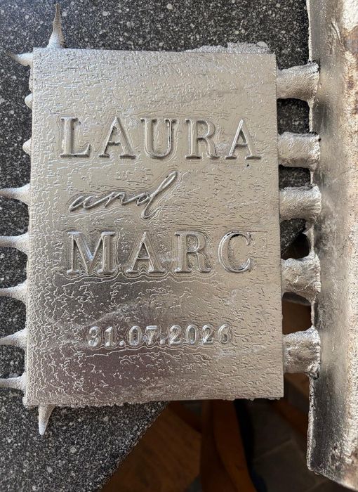 Rohguss „Laura and Marc“ direkt aus der Sandform, mit Lauf und Anschnitten