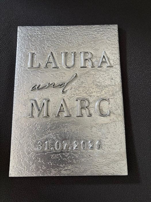 Echtes Schild „Laura and Marc“ unbehandelt, silbrige Gussoberfläche